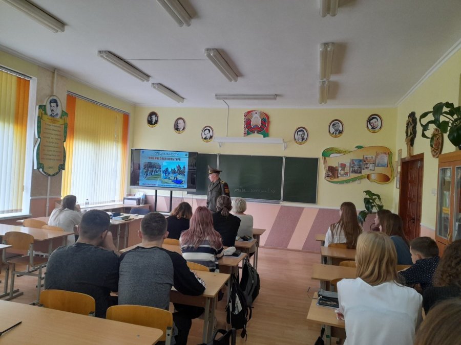 С профориентационной  беседой  посетил учащийся военного факультета «Гродненский государственный университет имени Янки Купалы» Бычек Д.Р.