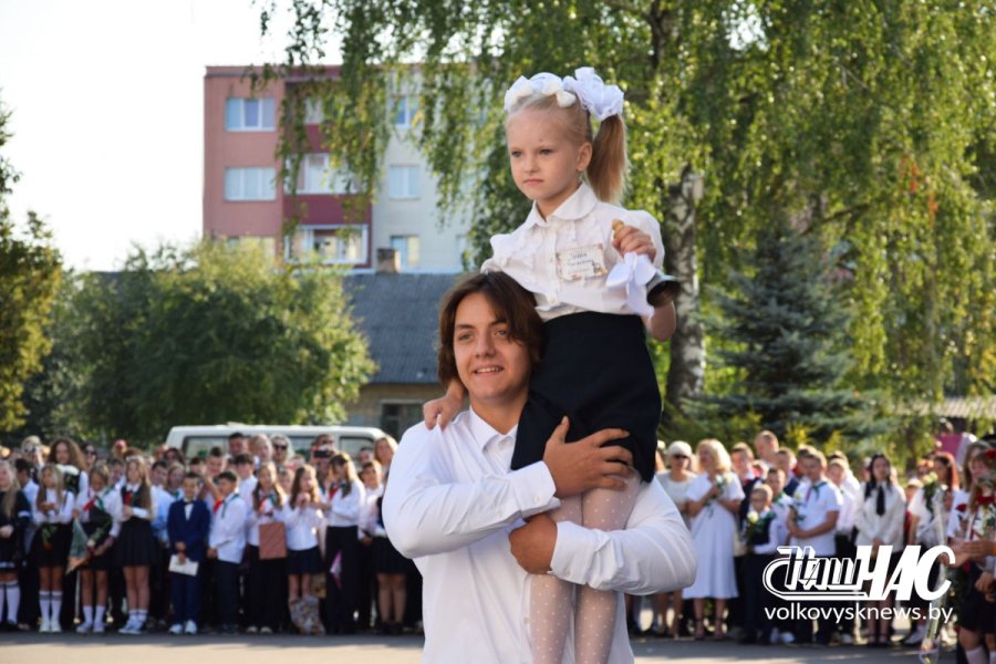 Торжественная линейка, посвящённая началу учебного года