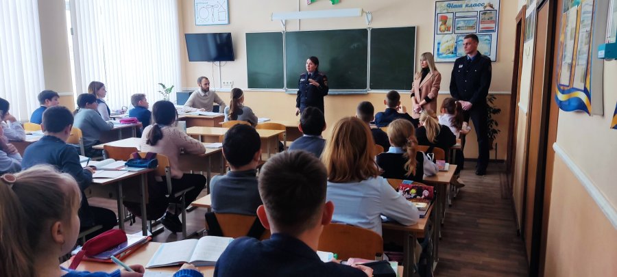 Наступила зима, и дети много времени проводят на улице.