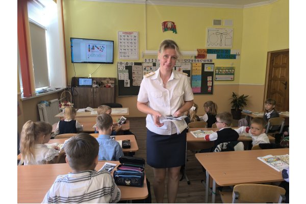 Сотрудники Белорусской железной дороги провели профилактическую беседу с учащимися младших классов.