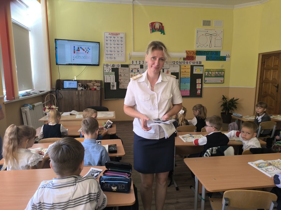 Сотрудники Белорусской железной дороги провели профилактическую беседу с учащимися младших классов.