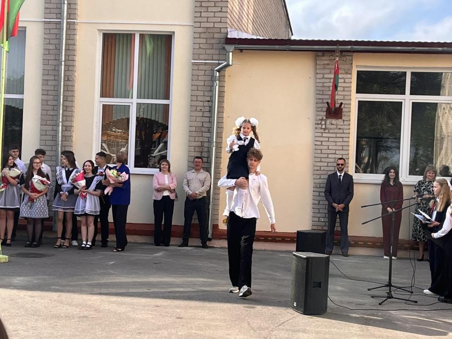 Торжественная линейка, посвящённая началу нового учебного года